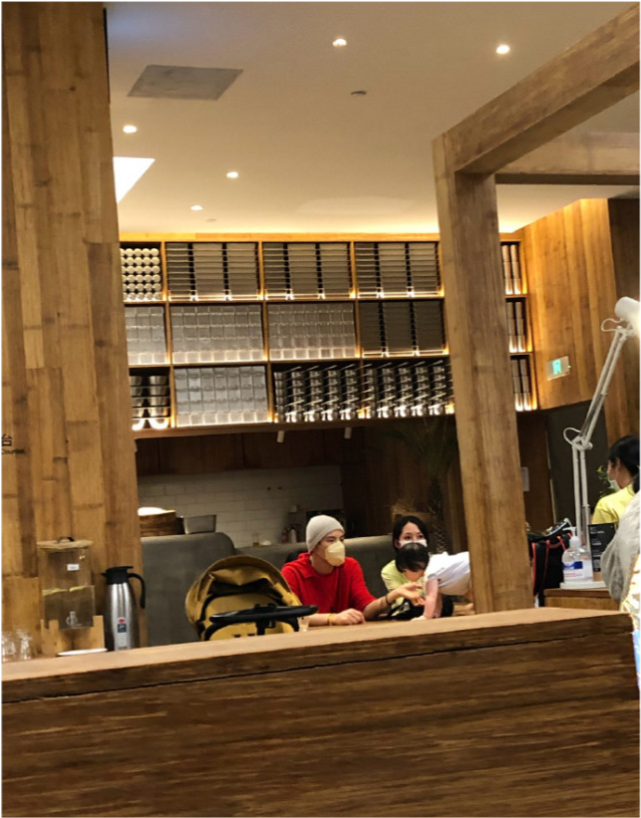 向佐|向太带郭碧婷逛街被偶遇，cora被向佐抱怀中正脸曝光，吸着奶嘴超可爱