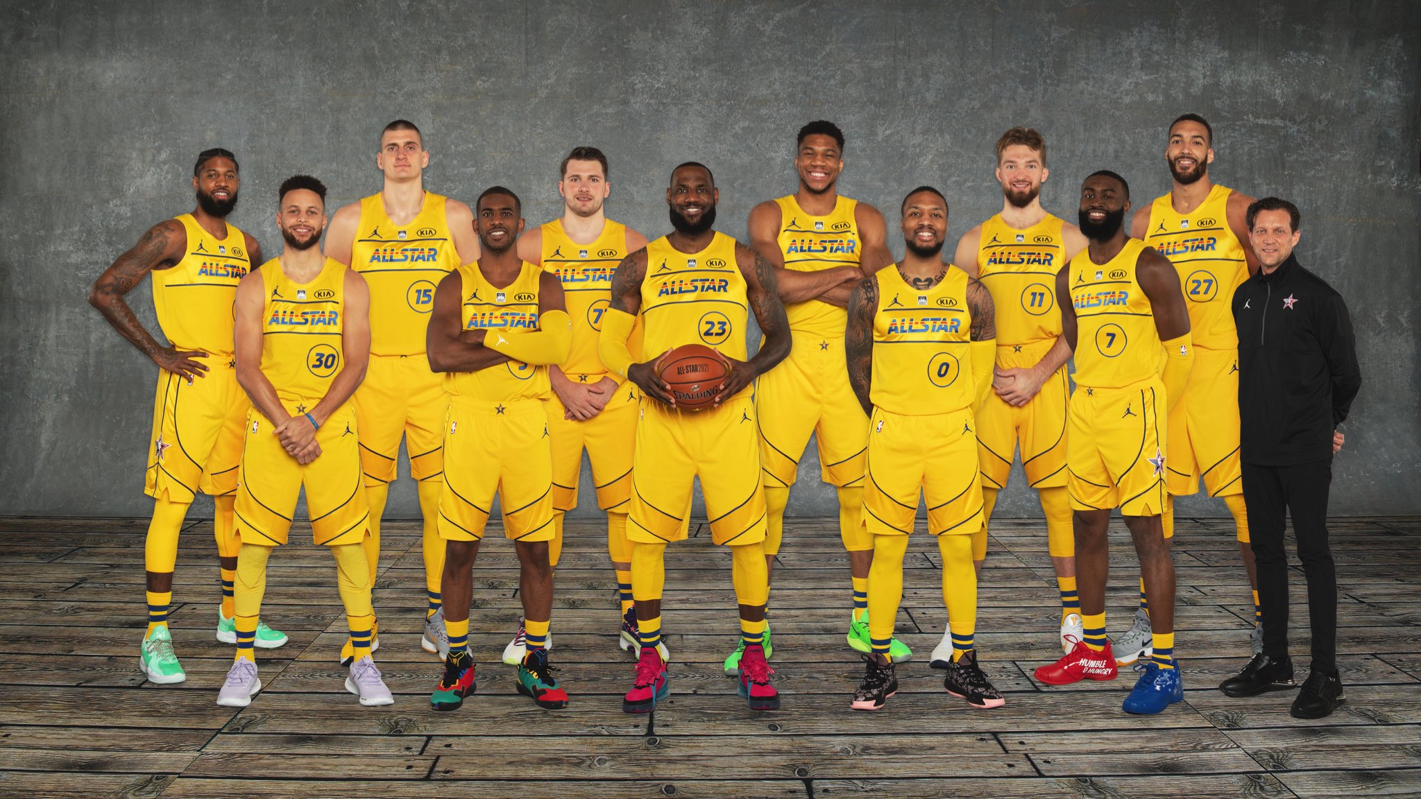 c位|全明星大合照出炉!詹皇欧文C位出镜,众人咧嘴笑+小卡不笑表情抢镜