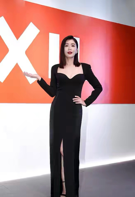 贾静雯|贾静雯夫妇亮相，她穿小黑裙又瘦又美，修杰楷肚子发福只系一粒扣