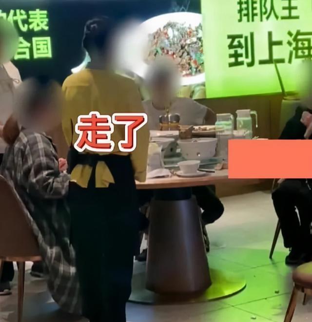 男子吃湘菜嫌辣要求服务员免单,被拒后摔杯子发怒:“你这还是挣钱重要”