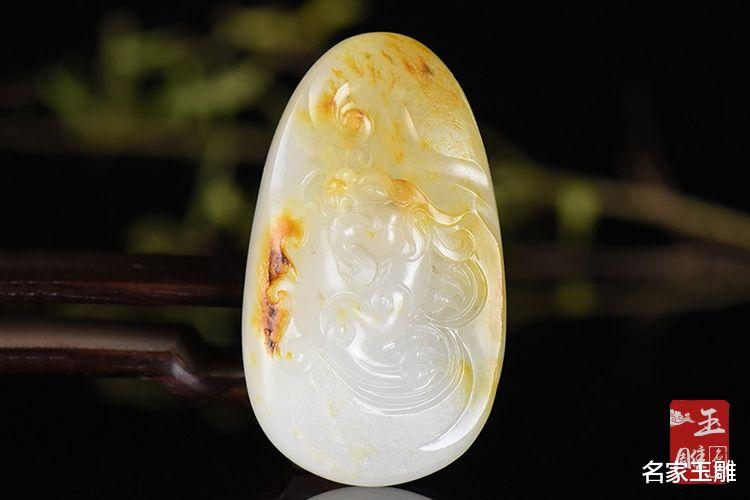 玉雕|玉牌吊坠有什么好?为什么做玉雕的都说‘一镯二牌’?