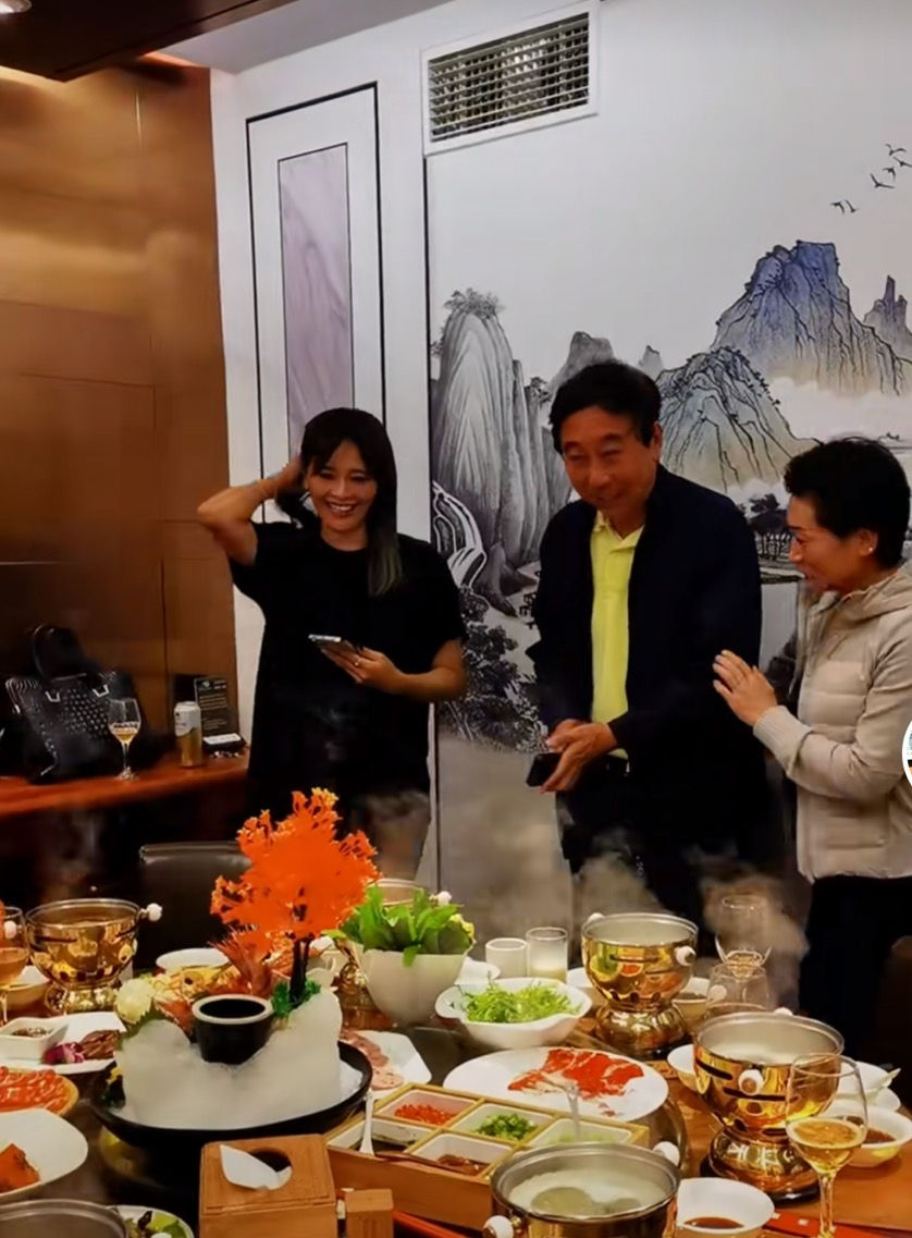 冯巩|64岁冯巩异性缘惹人羡，被美女粉丝追着要合影，本人笑到合不拢嘴