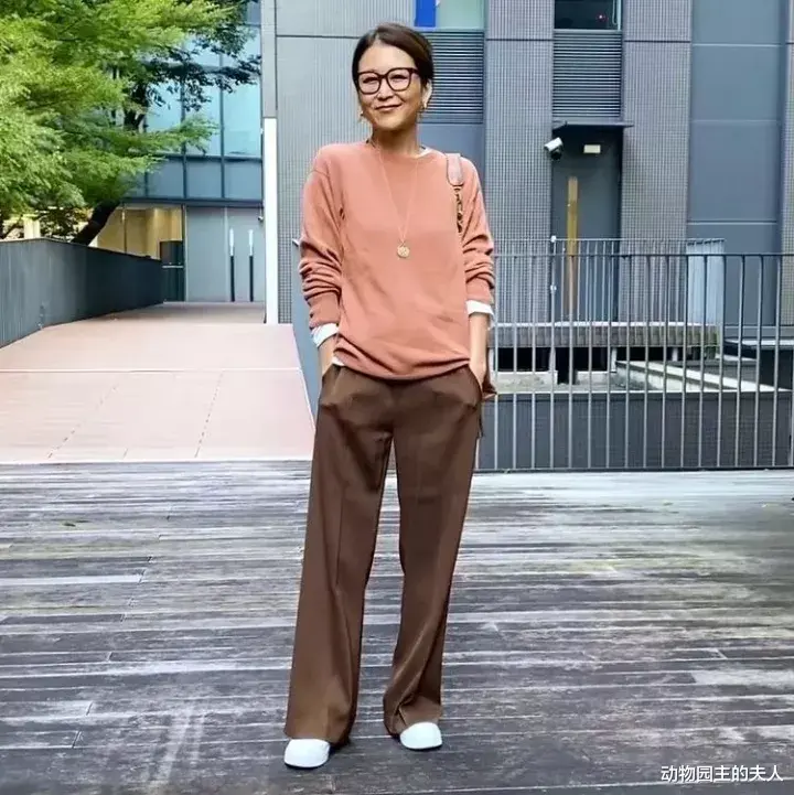 动物园主的夫人 冬季针织衫怎么穿好看又省钱 看看这位博主的简约搭配法会给你灵感