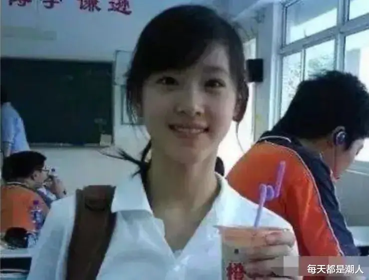 每天都是潮人|王思聪吐槽奶茶妹妹是“睡二代”，年纪轻轻就靠美貌上位，是清华的耻辱