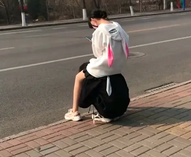 北京一女子騎坐男友頭上秀恩愛，遭網友熱議：寧願單身也不要-圖3