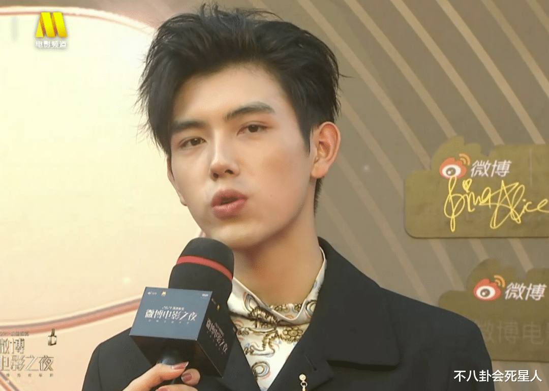 陈飞宇|上影节红毯生图：陈飞宇嘴凸黑眼圈重，孟美岐牙齿黄，景甜脸紧绷