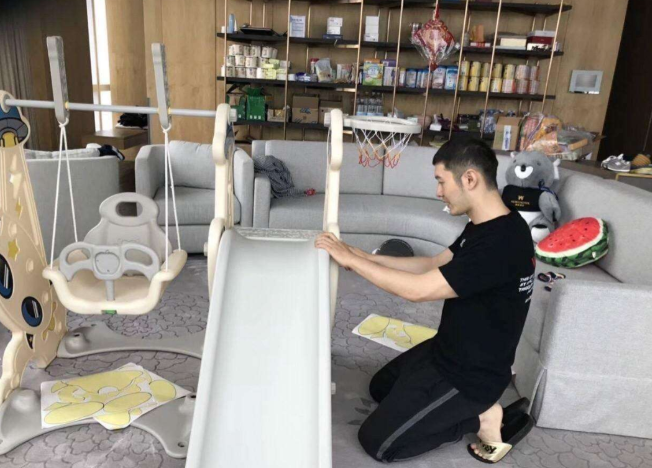 黄晓明|晒晒黄晓明在上海的豪宅,家里连阳台都没有,只能在客厅里晾衣服