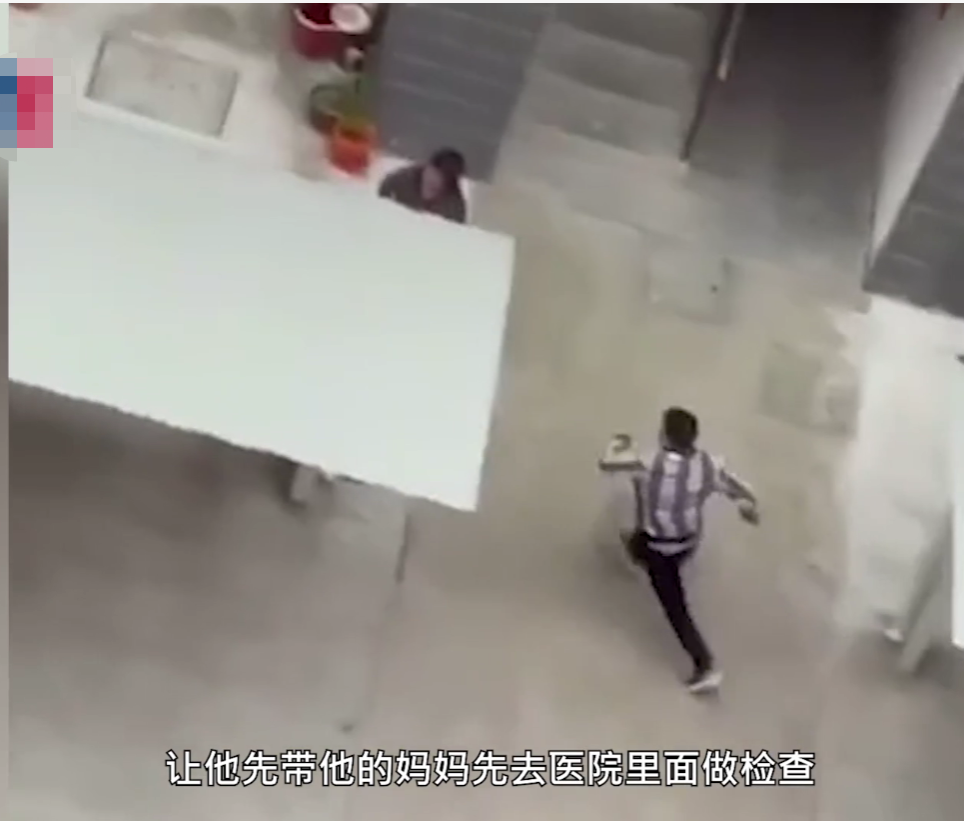 车迷之家 “快报警，把他抓起来”，江苏一男子在小区掌掴飞踹母亲，还骑车撞