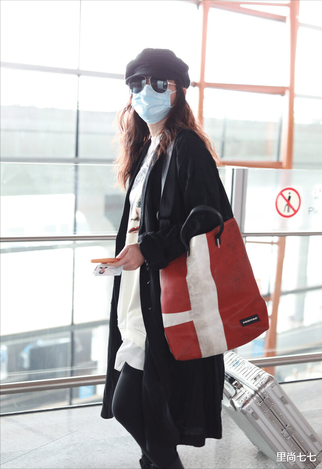 梅婷|梅婷获老公接机超甜，眼圈黑得像画眼影皱纹明显，46岁素颜太真实