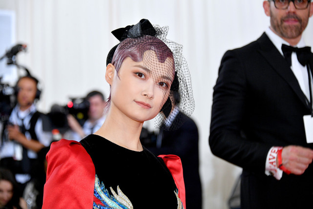 BiuVogue|李宇春的气场是真的强大，就算穿浮夸的服饰，也很有明星范