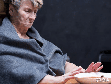 甲状腺癌|48岁男子咳嗽不止，甲状腺癌晚期，医生：身体3异常，预示癌细胞转移