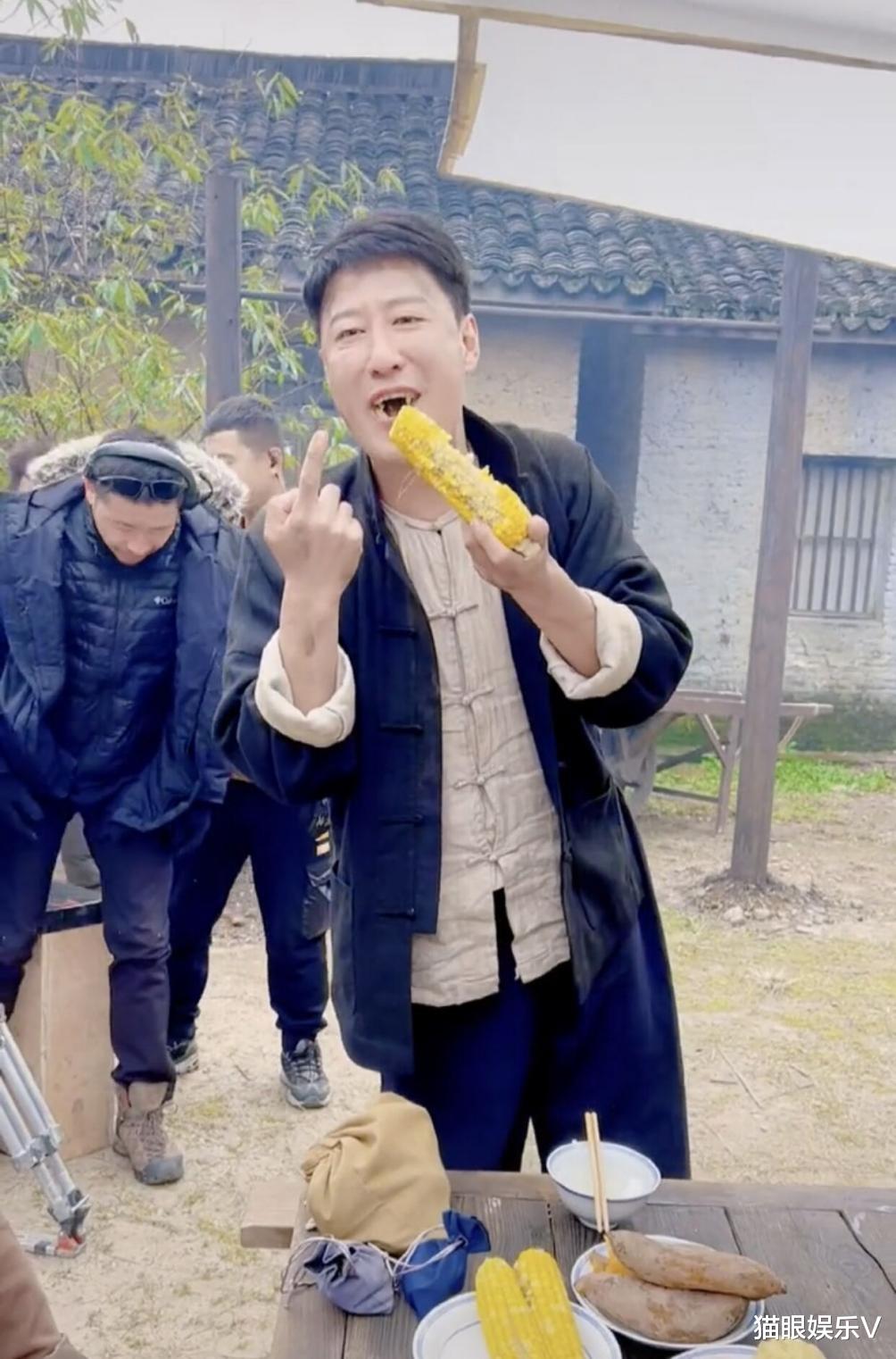 于震|46岁于震拍戏毫无形象,脸上满脸泥巴还啃玉米,脸也都瘦出尖下巴