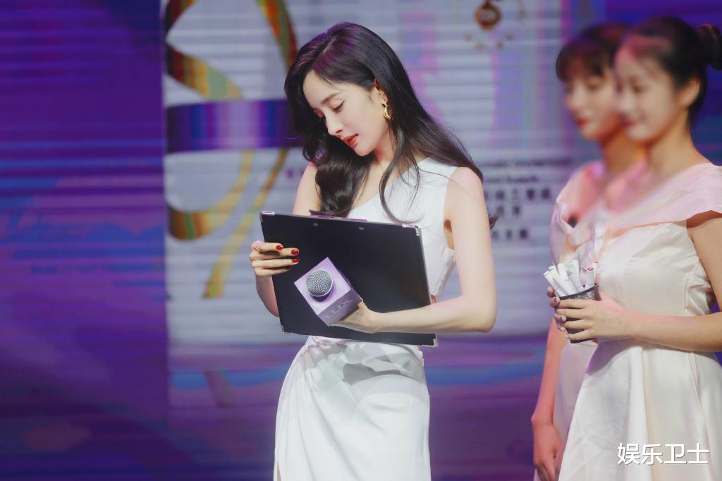 杨幂|杨幂直播活动大秀身材，弯腰时衣服差点崩开，透露今年演唱会情况引期待