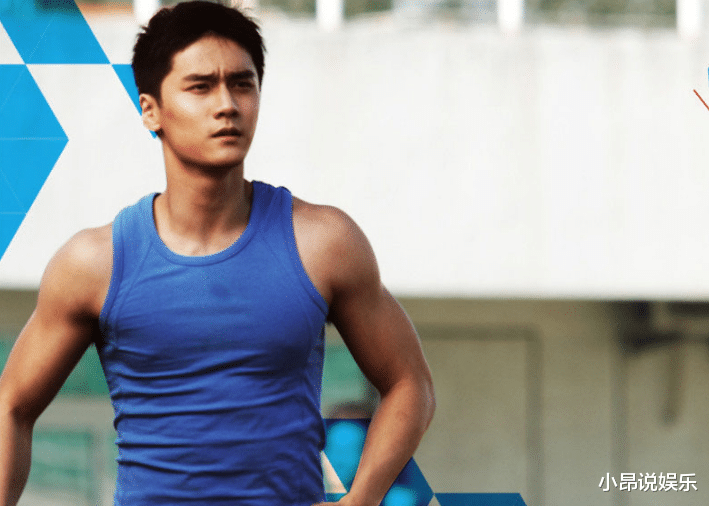 龚俊|蒋劲夫现身电脑城挑手机，满身大汗衣服被浸湿，花臂瞩目如社会人