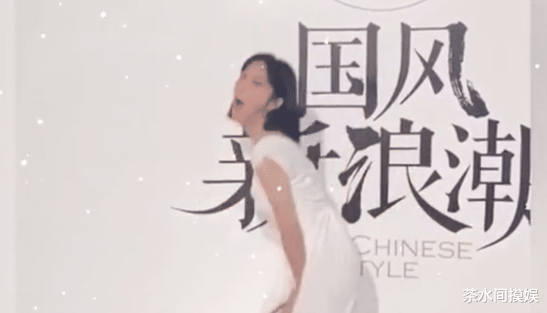 娄艺潇|明星红毯抢镜花招多：有人脱手套秀美甲，有人捧碗走红毯