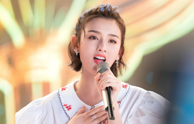 宋祖儿|宋祖儿穿一身礼服出席活动，尽显气质，评论区却污言秽语