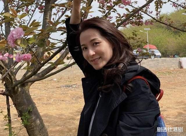 香港小姐|46岁前港姐现身内地捞金，被老板揩油似调情，网友直呼：赚钱不易