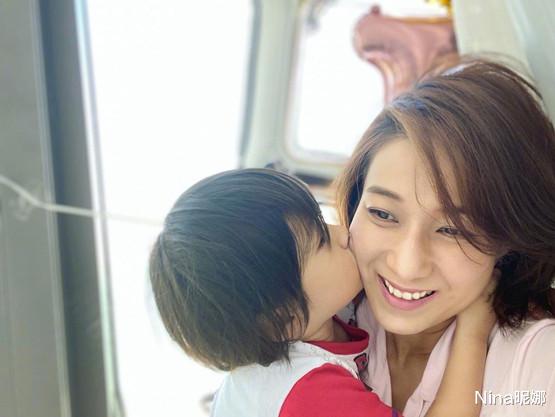 钟嘉欣|真替钟嘉欣捏把汗!走TVB颁奖红毯就穿西装,搭透视装众女星成陪衬