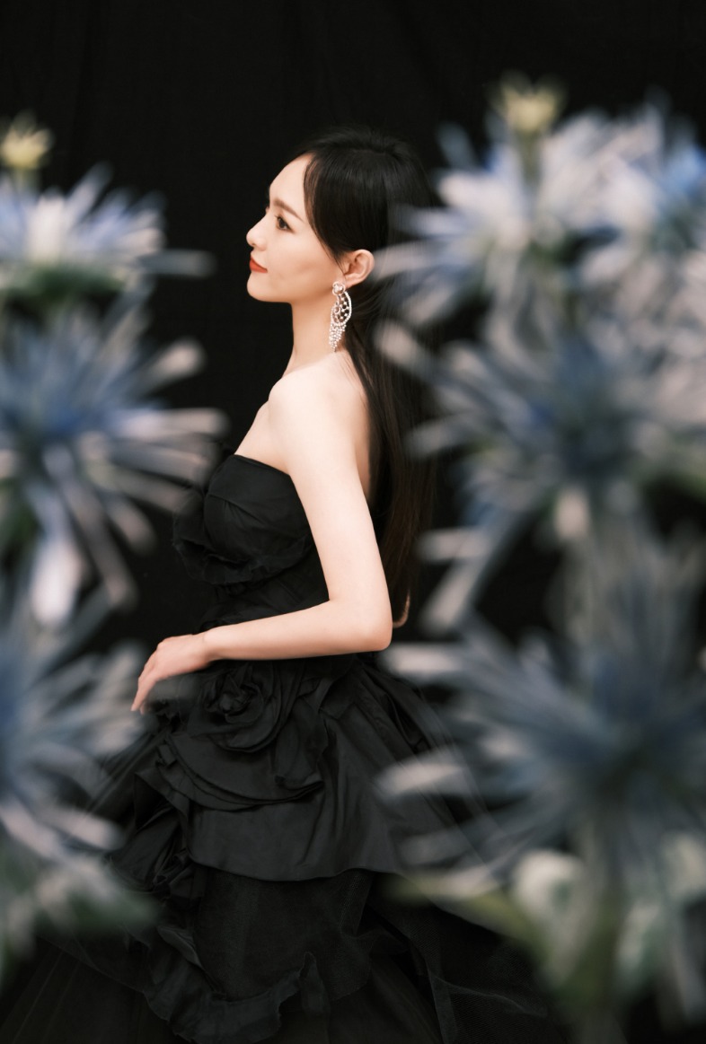 吴宣仪|唐嫣开叉长裙装冷艳性感，渐变色礼服温婉优雅，令人怦然心动