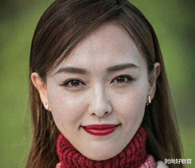 初恋脸 美妆蛋已经“失宠”了，如今流行粉底刷，方便好用还不吃粉
