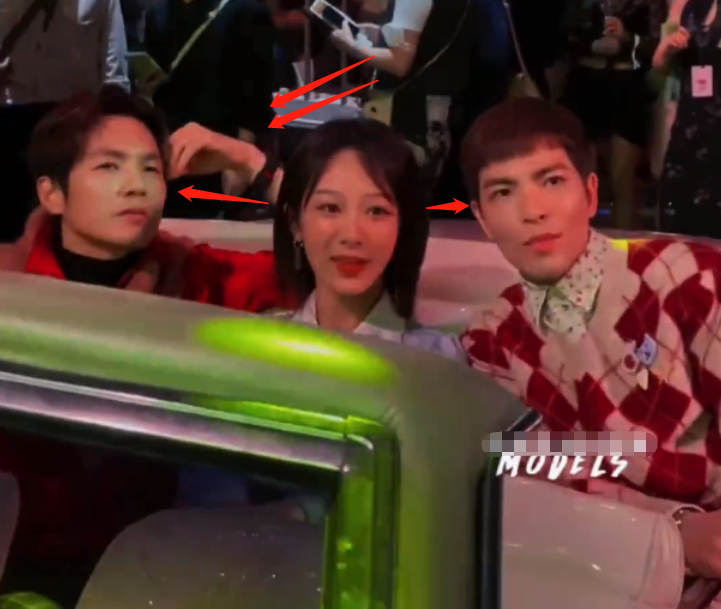 钟汉良|钟汉良跟杨紫合影，他的手势意外火了，这才是已婚男士该有的自觉