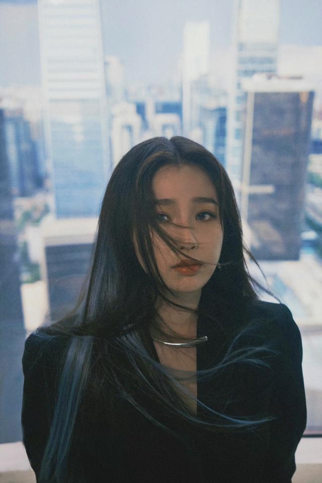 旗袍公馆|虞书欣帅起来不敢认,穿不规则西装还露一截腰,配挑染长发太飒了