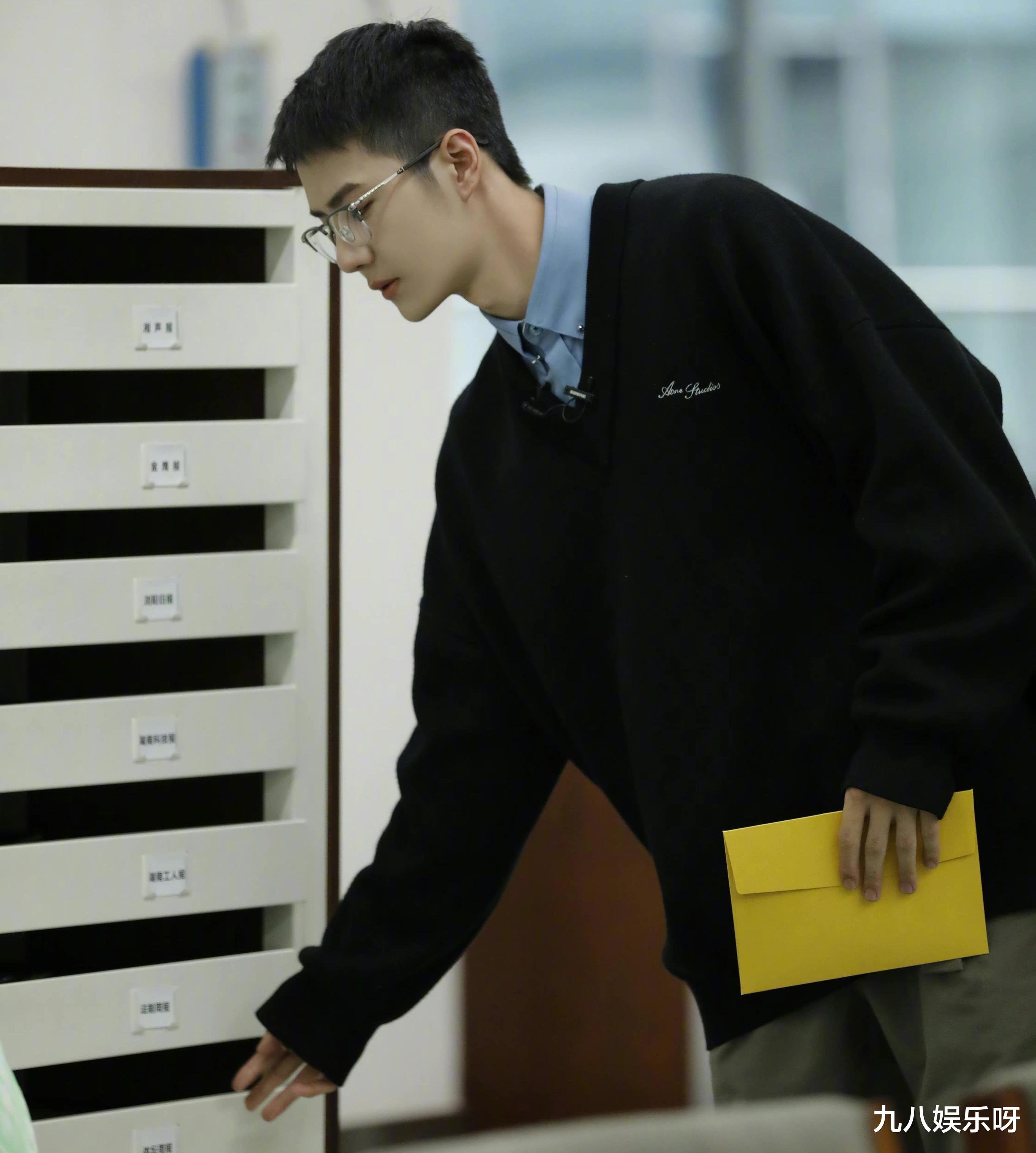 王一博|王一博成为“馆草”，热评第一居然用头像挑衅他