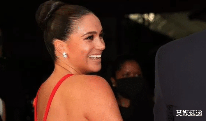 军人|梅根太大胆，裹胸长裙陪哈里给老兵颁奖，网友：没王妃敢这么穿！