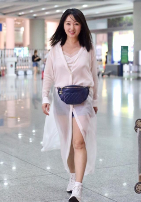 杨钰莹 50岁的杨钰莹个子不高，但是颜值依然在线