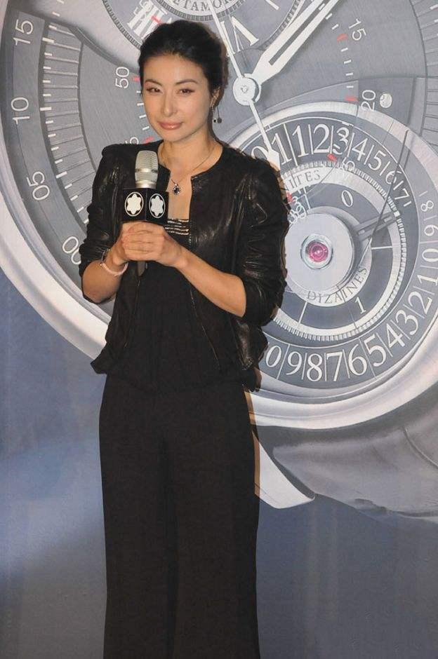 郭晶晶|郭晶晶开始中年发福，穿旧皮衣胖了一圈，合照站角落看不出阔太范