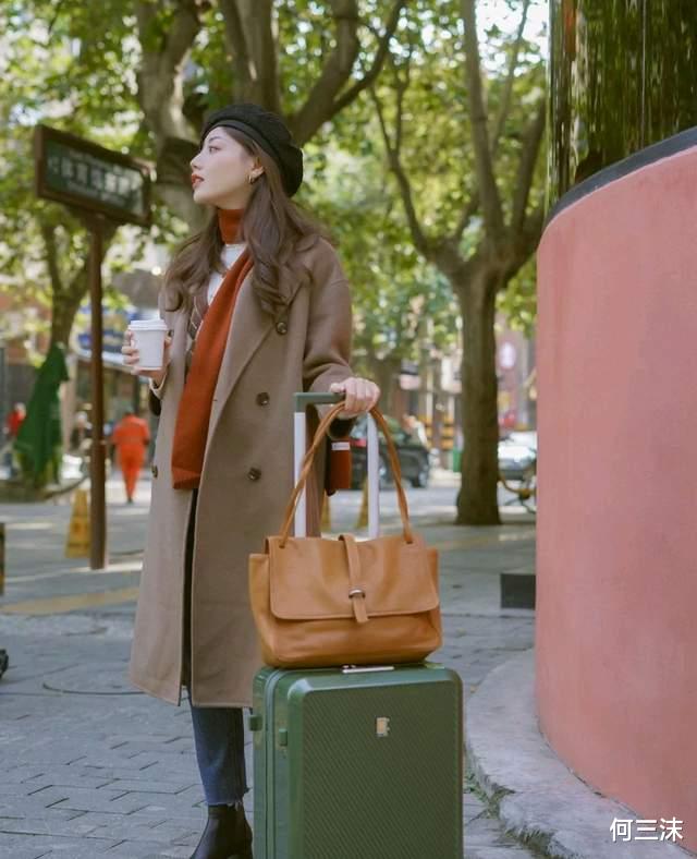 何三沫 冬天不要只会穿羽绒服，可以试试大衣搭配靴子，气场不输给超模