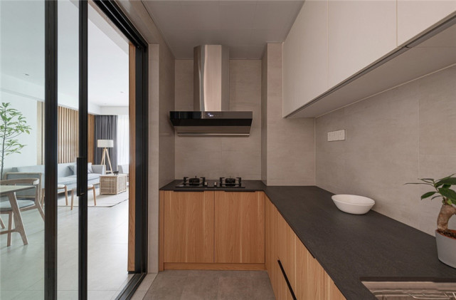 |95平三居室保留了禅意与灵巧，同时又不失气场与舒适度