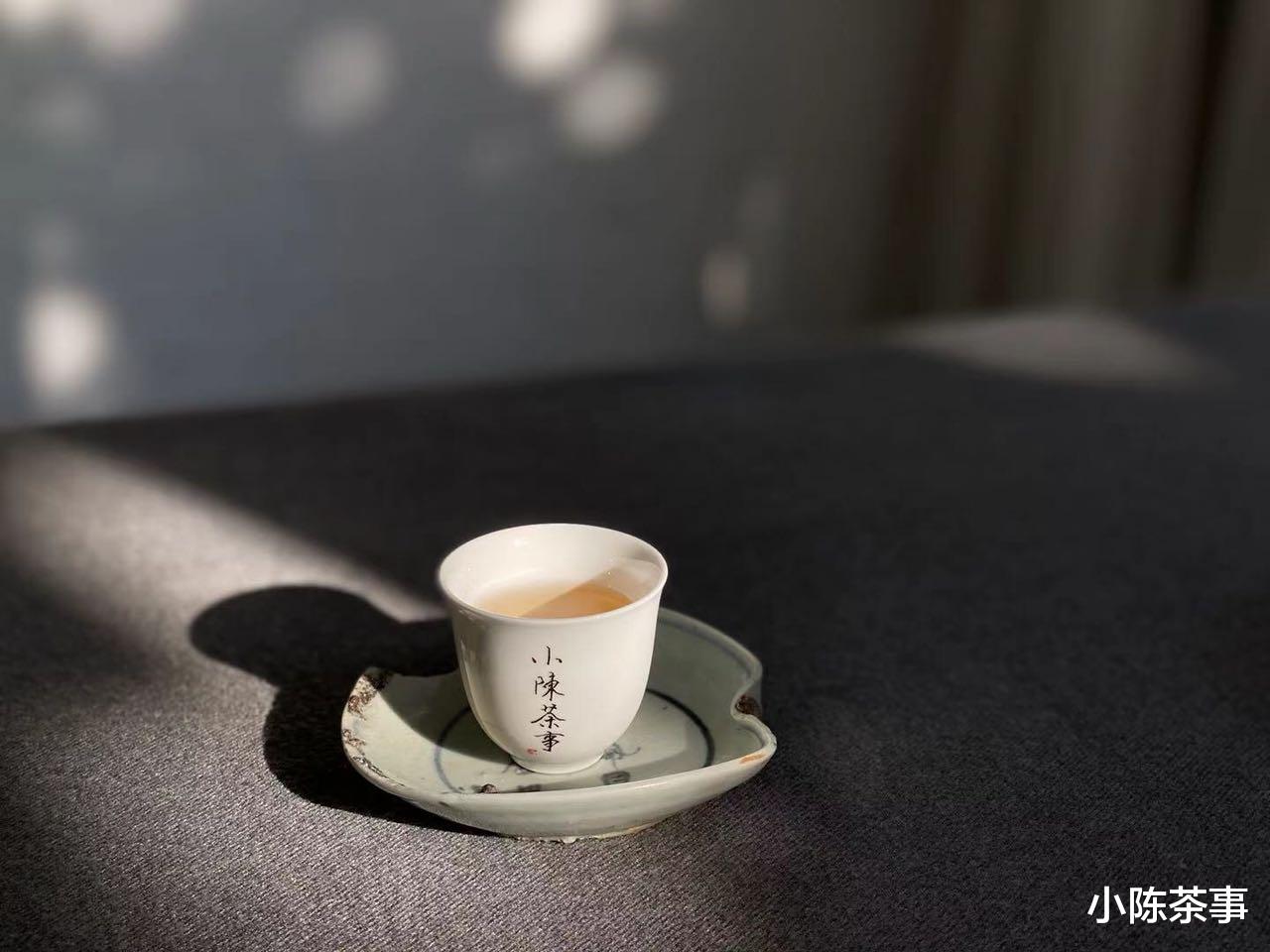 小陈茶事 粗枝大叶的老白茶、普洱、黑茶、岩茶耐泡，洗茶两遍也不会浪费？