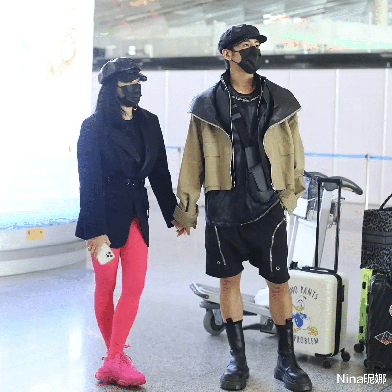 秦岚|51岁钟丽缇超自信!穿死亡芭比粉健美裤机场炸街,外八站姿真霸气