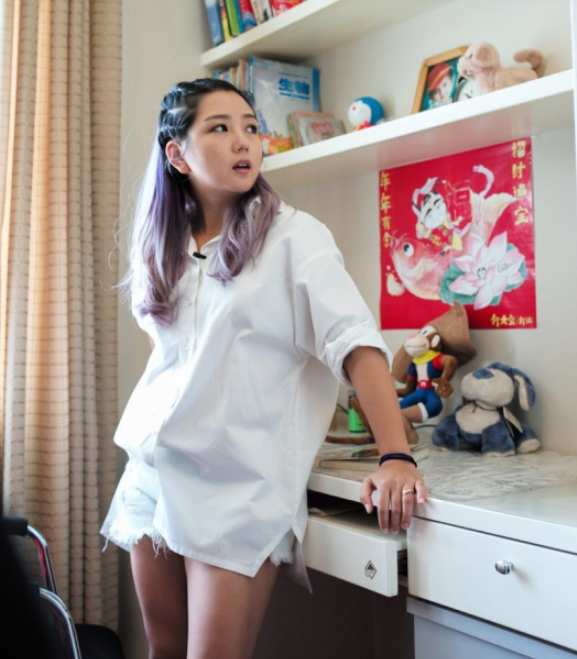 十万个家居为什么|走进何洁现实中的家，自己跟孩子住在复式别墅，客厅还有旋转楼梯