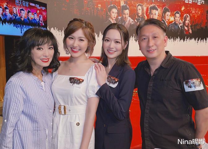 衬衫 米雪参加圈外聚会，穿衬衫长裤容光焕发，66岁红唇美貌靠边站抢镜