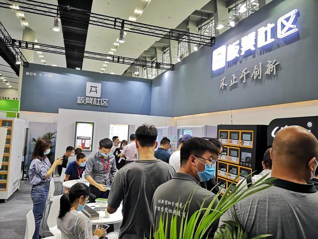 电商在线 情趣大国，找中国买自动贩卖机！小伙研发20多个品种，年销过亿