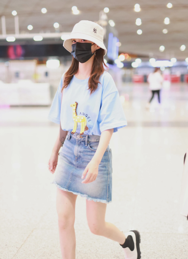 李沁|李沁哪像30岁的人，当她穿上小鹿印花T恤，青春灵动元气满满