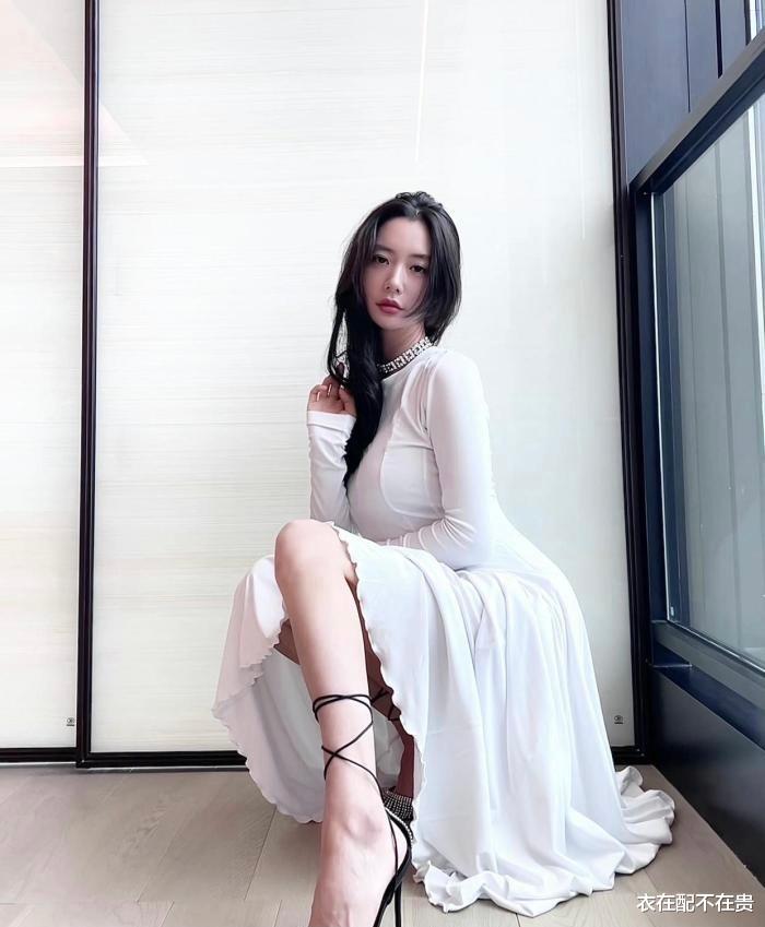 衣在配不在贵 有种身材叫克拉拉,穿连衣裙勒出“尤物级”曲线,看着娇贵又清纯