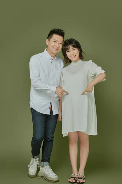 时尚风行派|红果果绿泡泡大秀恩爱！最新全家福二胎儿子抢眼，女儿扎小辫超萌