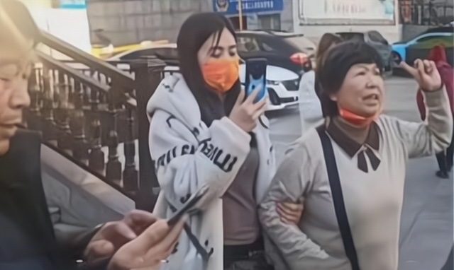 许敏|错换人生，田静直播时情绪崩溃，想起在厨房做饭的姚爸，倍感心酸