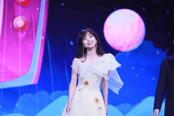 相声|央视9位主持人古装亮相，王冰冰李梓萌颜值“逆天”，不输娱乐圈