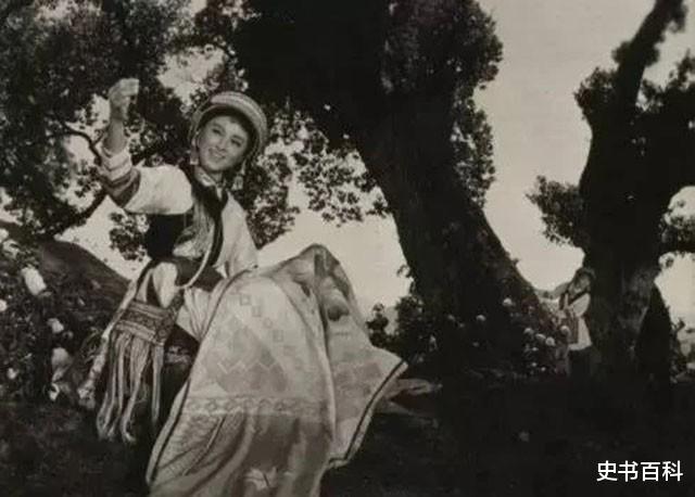 斛珠夫人|一代美神杨丽坤精神失常，28岁未婚，因药物关系一度胖到180斤