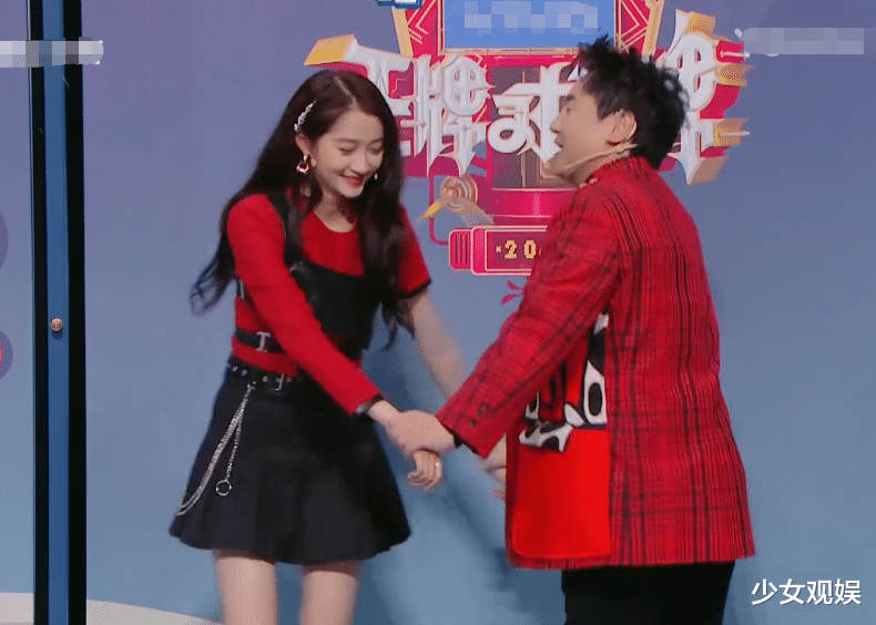 赵露思|王牌6：关晓彤到底有多避嫌？细看她跟宋亚轩的手势，全懂了