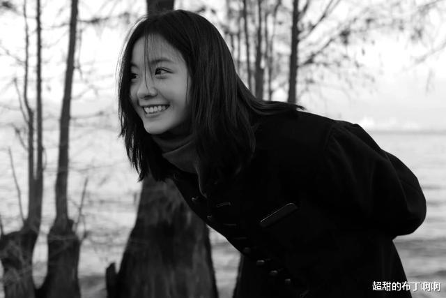 李庚希|李庚希分享黑白滤镜plog，尽显高级感，笑起来好治愈，氛围感十足