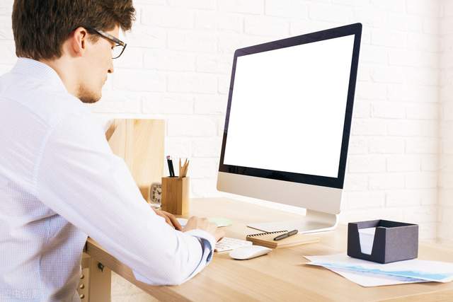 程序员|朋友一个月净赚20万，主要靠在家操作电脑，他可能从事什么职业？