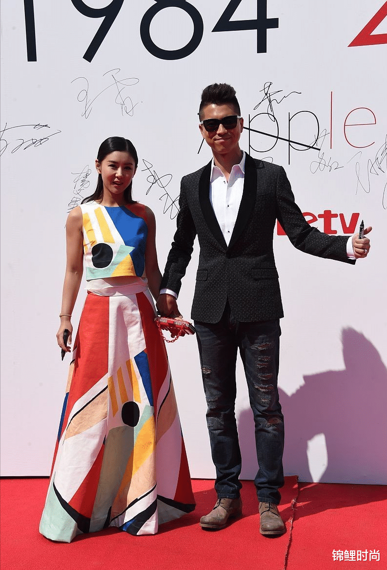 锦鲤时尚|李小萌在老公面前也不遮掩，蕾丝裙有点透亮，白皙肤色清晰可见