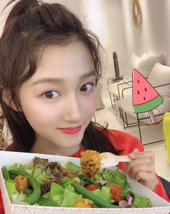 张一山|23岁关晓彤现实中的家：全屋用老式红木家具，一看就是爸爸设计的