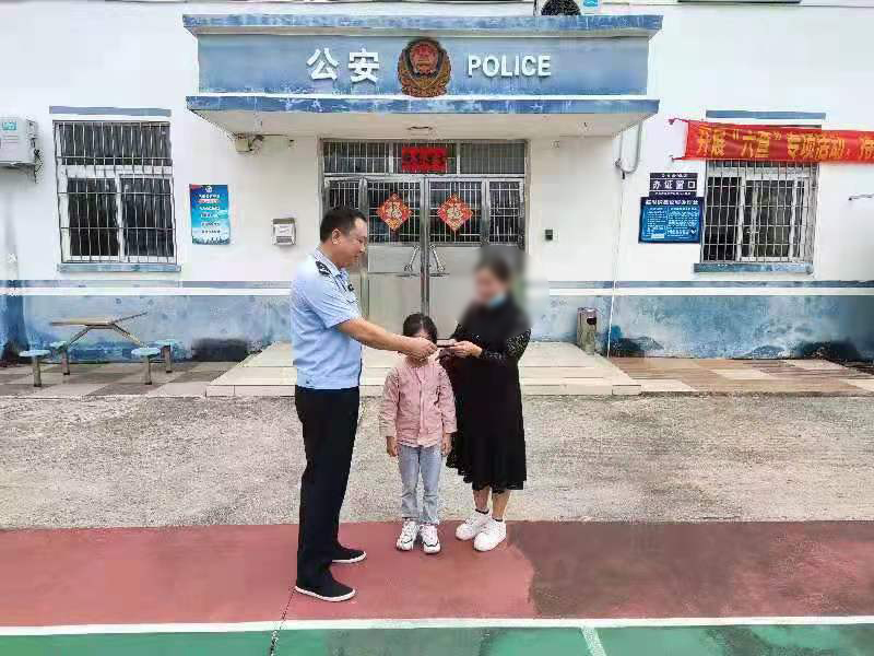 手机遗落网约车 热心民警帮助寻回
