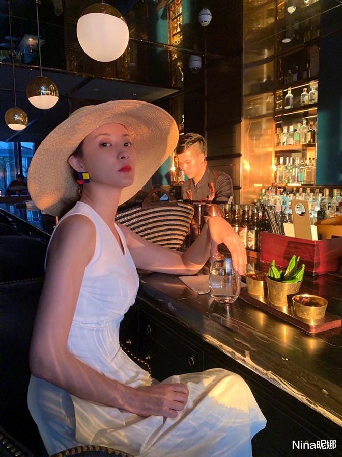 鞠婧祎|央视主持刘芳菲打卡博物馆，穿铁锈红做老本行讲解功底厚，谈吐清晰气色好